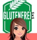 Illustration einer lächelnden Frau mit braunen Haaren vor einem grünen Hintergrund-Button mit der Aufschrift „GLUTENFREI XXL“ und einem Weizensymbol darüber. Der untere Hintergrund ist rosa.