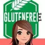Illustration einer lächelnden Frau mit braunen Haaren vor einem grünen Hintergrund-Button mit der Aufschrift „GLUTENFREI XXL“ und einem Weizensymbol darüber. Der untere Hintergrund ist rosa.