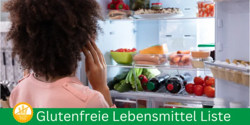 Eine Person mit lockigem Haar steht vor einem offenen Kühlschrank, der mit verschiedenen Lebensmitteln gefüllt ist, darunter Obst, Gemüse und Eier. Darunter steht auf einem grünen Banner „Glutenfreie Lebensmittel Liste“.